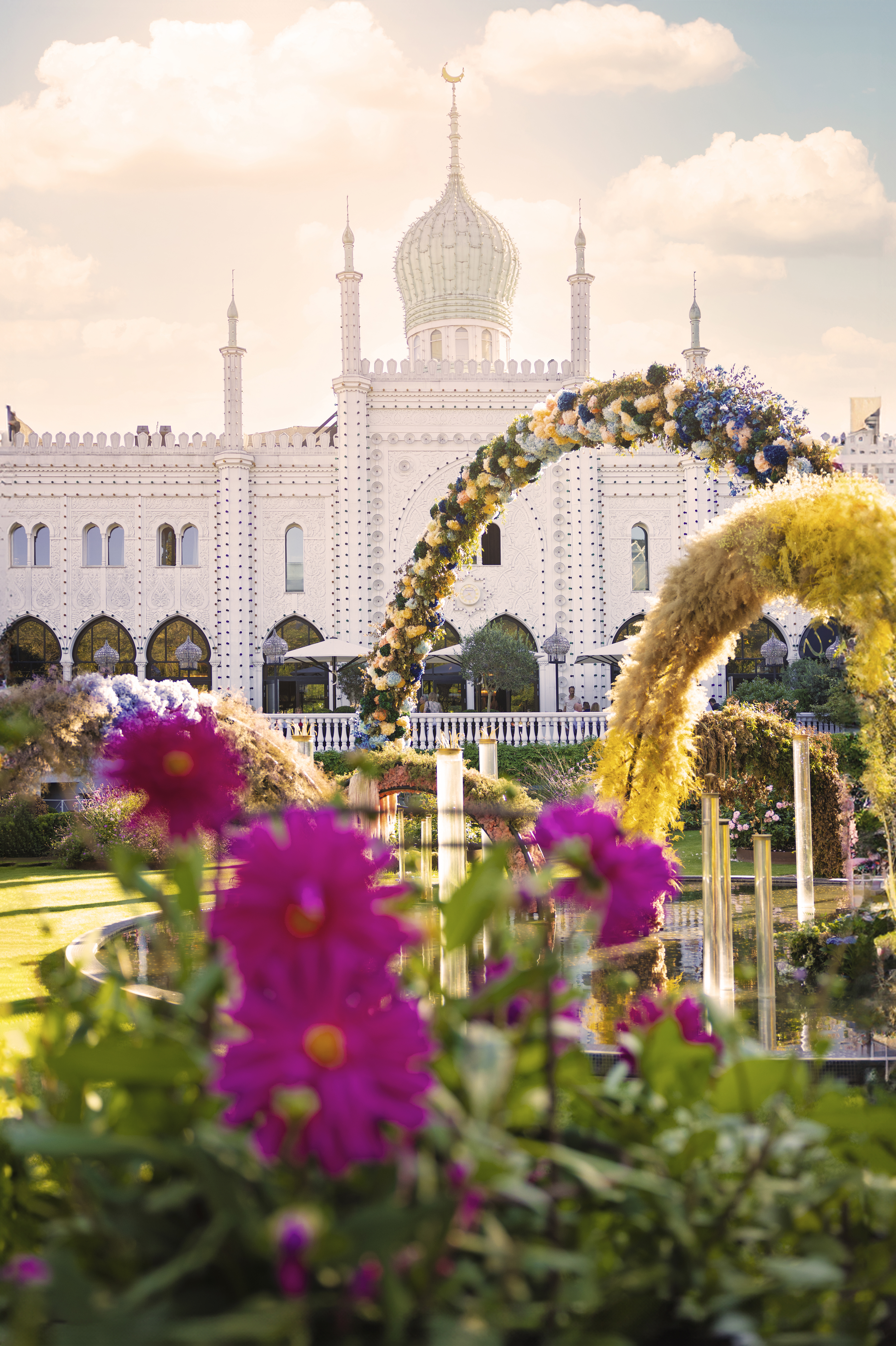 Blomster i boblespringvandet foran Tivoli. 