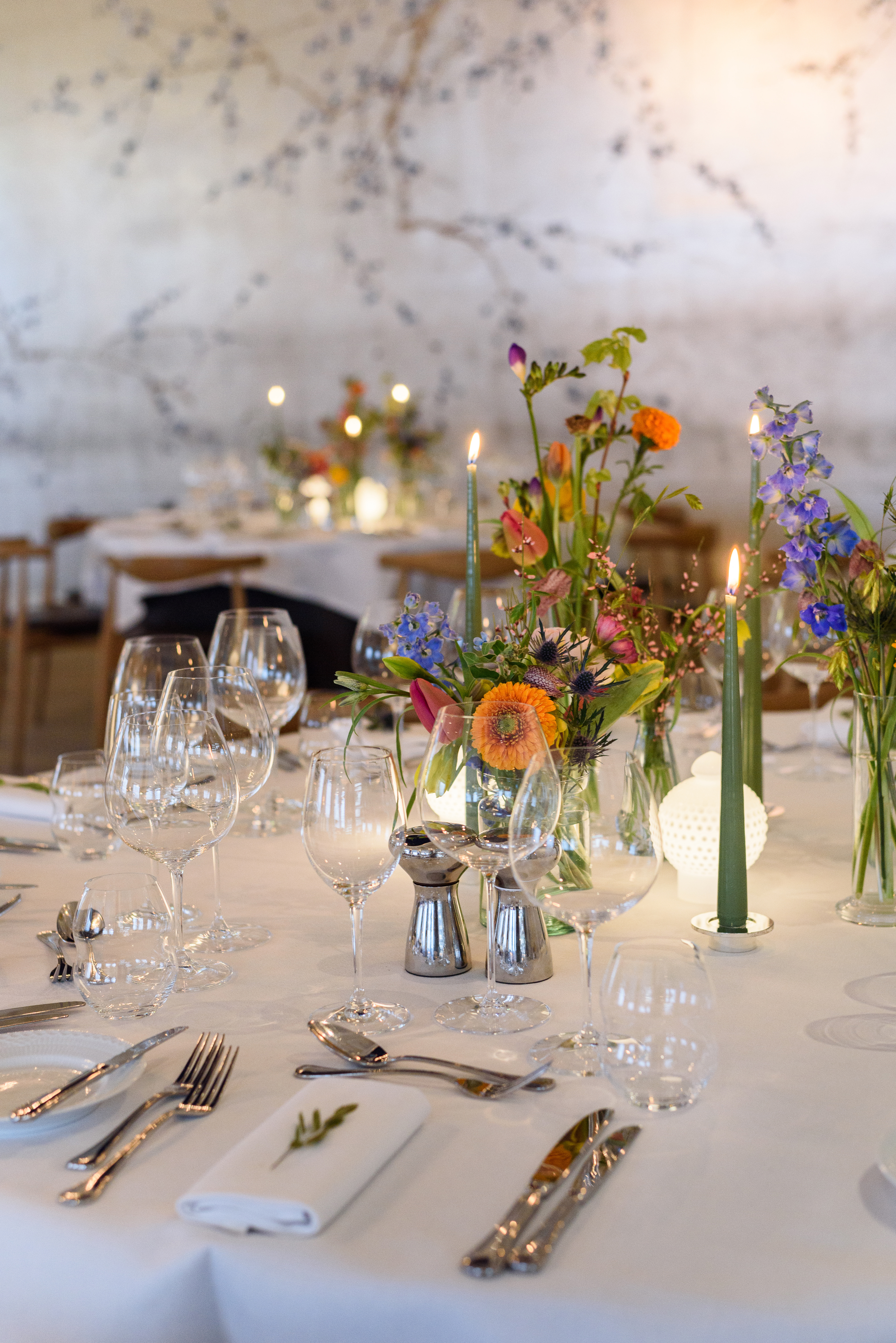 Elegant opdækket bord med blomster og stearinlys på Nimb Rotunden i Tivoli, klar til møde eller event.