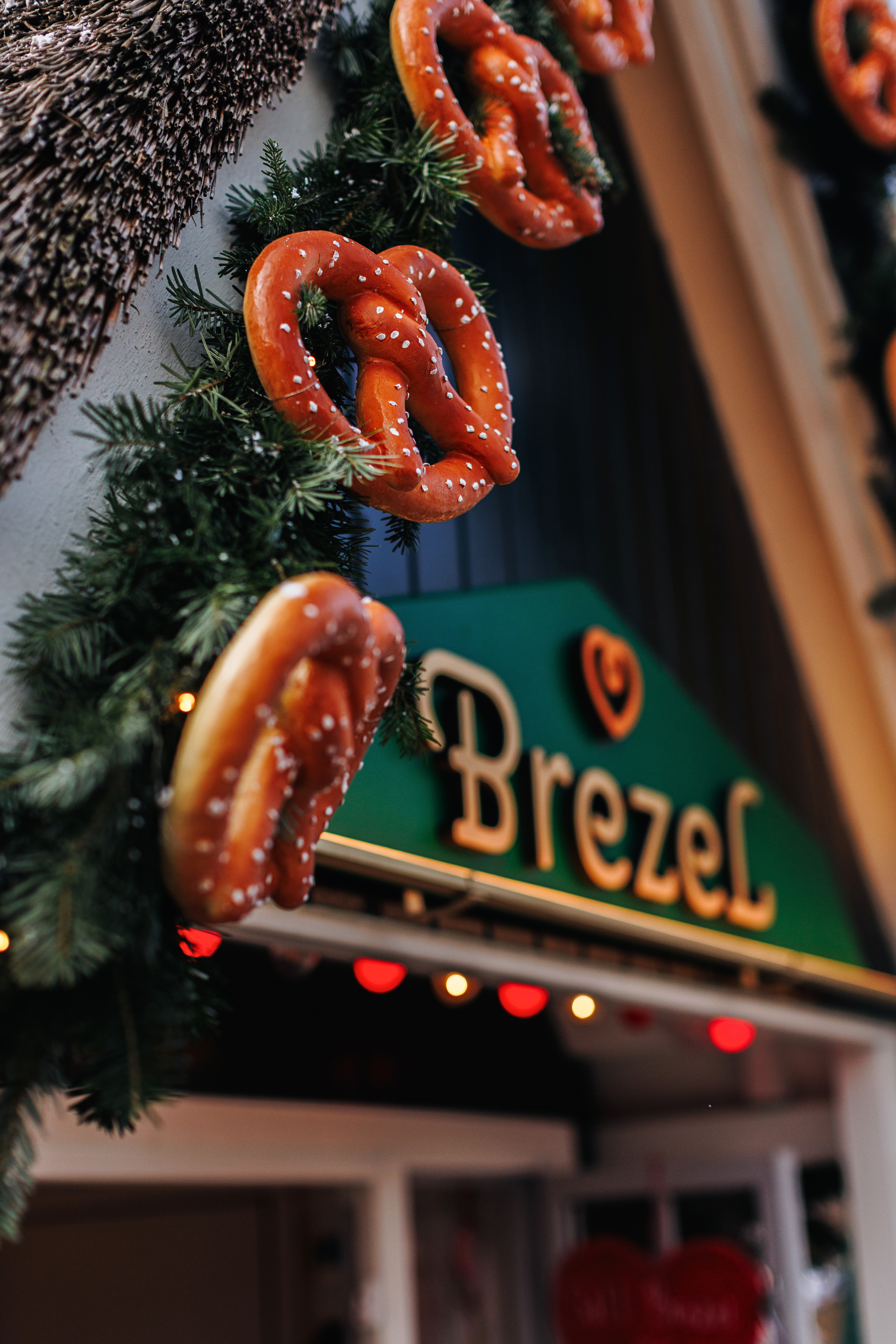 Brezel bod på julemarkedet i Tivoli, pyntet med store saltkringler og grangrene.